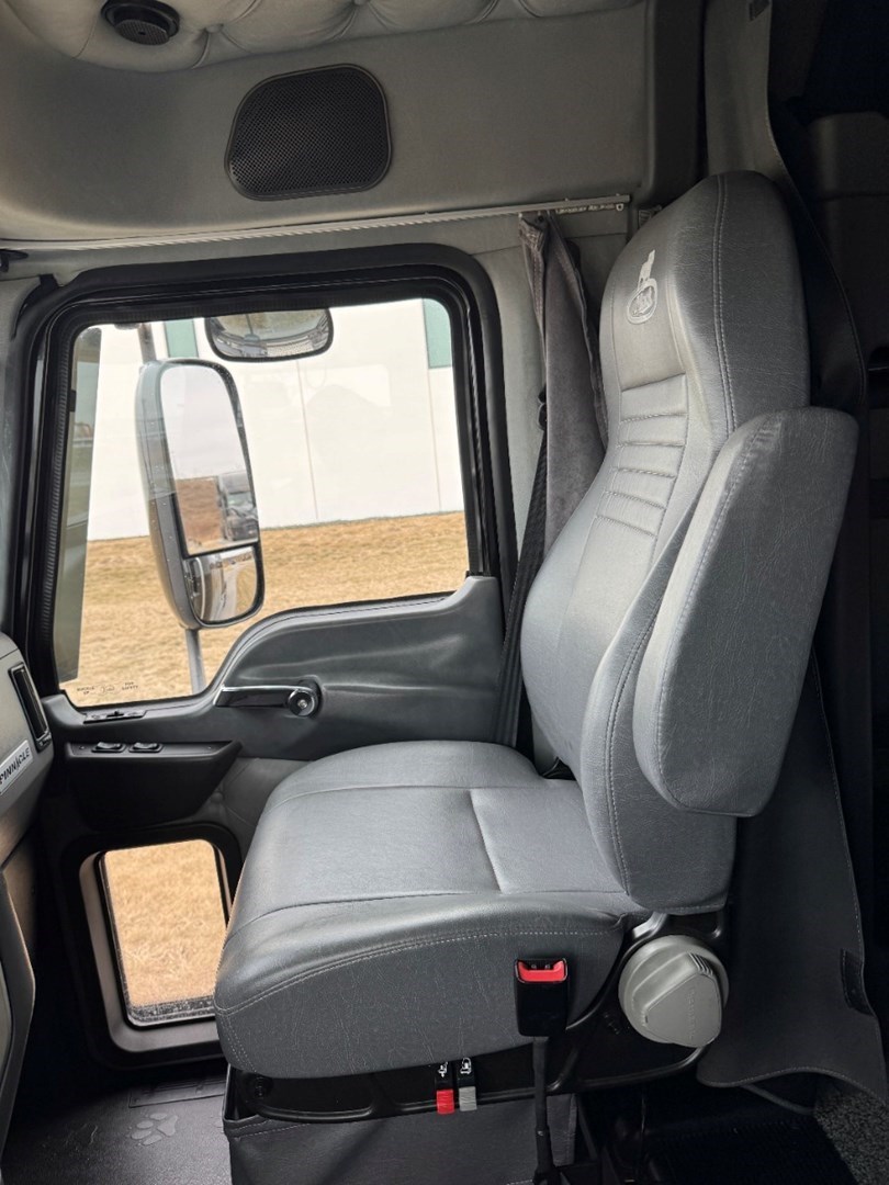 2017 MACK CXU613 - USED TRUCKS SLEEPER - image 17